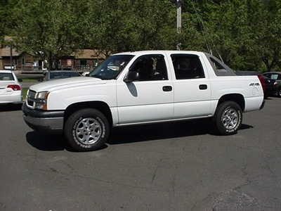 chevrolet avalanche 2005 white pickup truck 1500 ls flex fuel 8 cylinders 4 wheel drive automatic 06019
