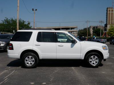 ford explorer 2010 vibrant white suv xlt gasoline 6 cylinders 2 wheel drive 5 spd automatic 61832