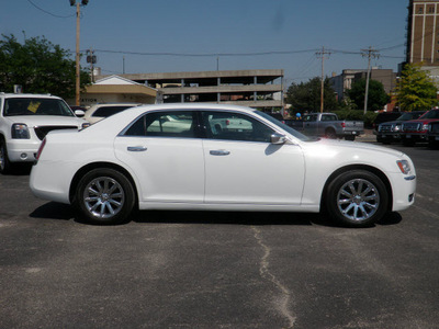 chrysler 300 2011 white sedan limited gasoline 6 cylinders rear wheel drive shiftable automatic 61832