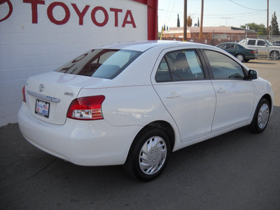 toyota yaris 2007 white sedan gasoline 4 cylinders front wheel drive automatic 79925