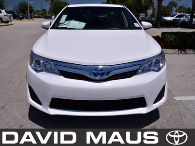 toyota camry 2012 white sedan hybrid hybrid 4 cylinders front wheel drive automatic 32771