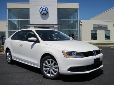 volkswagen jetta 2012 white sedan se gasoline 5 cylinders front wheel drive 6 speed automatic 46410