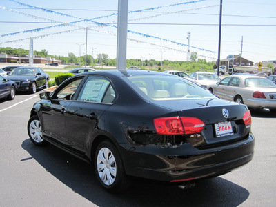 volkswagen jetta 2012 black sedan se gasoline 5 cylinders front wheel drive 6 speed automatic 46410