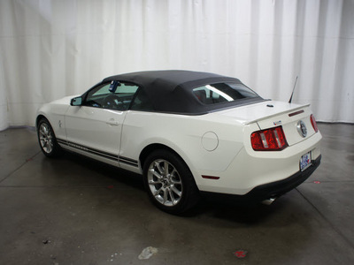 ford mustang 2011 white v6 premium gasoline 6 cylinders rear wheel drive 6 speed manual 76108