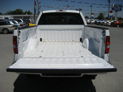 ford f 150 2006 white xlt gasoline 8 cylinders 4 wheel drive automatic with overdrive 62863