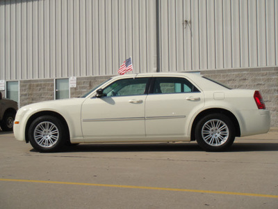chrysler 300 2009 off white sedan touring gasoline 6 cylinders rear wheel drive automatic 62034
