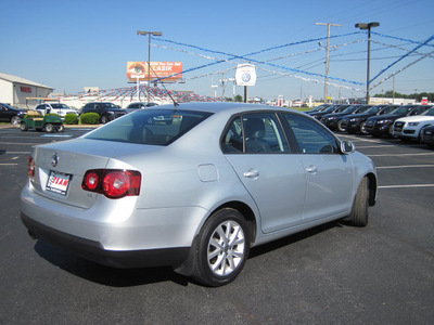 volkswagen jetta 2010 silver hatchback limited edition gasoline 5 cylinders front wheel drive 6 speed automatic 46410