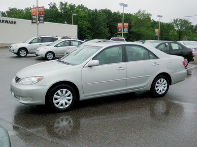toyota camry 2006 silver sedan le gasoline 4 cylinders front wheel drive automatic with overdrive 56001