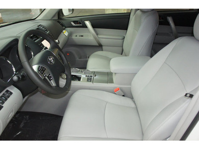 toyota highlander 2012 white suv se gasoline 6 cylinders all whee drive automatic 91731