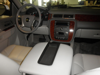 chevrolet tahoe 2012 white suv lt 8 cylinders automatic 34474