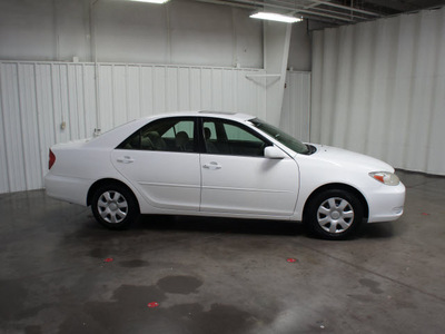 toyota camry 2002 white sedan le gasoline 4 cylinders front wheel drive automatic with overdrive 76108