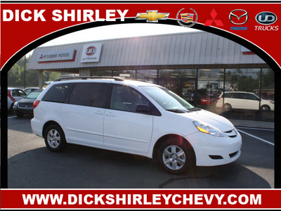 toyota sienna 2009 white van le 7 passenger gasoline 6 cylinders front wheel drive automatic 27215