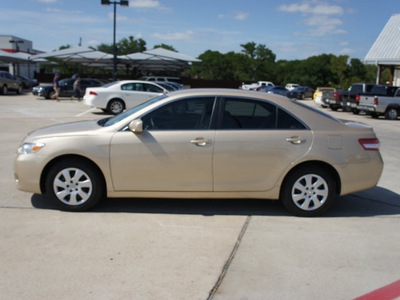 toyota camry 2010 gold sedan le gasoline 4 cylinders front wheel drive automatic 76087