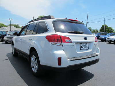 subaru outback 2011 white wagon 2 5i limited gasoline 4 cylinders all whee drive automatic 45324