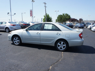 toyota camry 2002 silver sedan se gasoline 4 cylinders front wheel drive automatic 19153