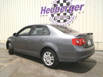 volkswagen jetta 2006 gray sedan value edition pzev gasoline 5 cylinders front wheel drive automatic 80905