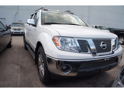 nissan frontier 2010 white le gasoline 6 cylinders 2 wheel drive automatic 33157