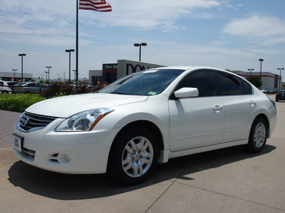 nissan altima 2010 white sedan 2 5 s gasoline 4 cylinders front wheel drive automatic 76018