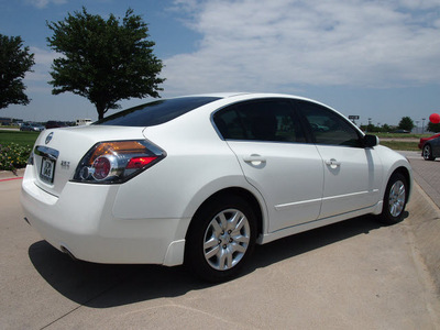 nissan altima 2010 white sedan 2 5 s gasoline 4 cylinders front wheel drive automatic 76018