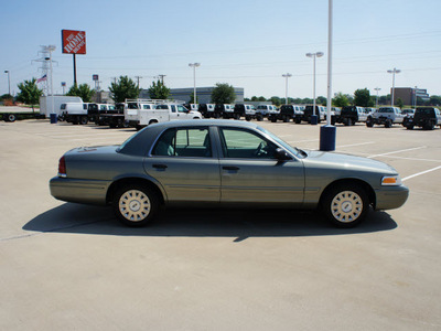 ford crown victoria 2004 green sedan 4dr gasoline 8 cylinders rear wheel drive automatic with overdrive 76108