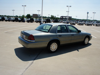 ford crown victoria 2004 green sedan 4dr gasoline 8 cylinders rear wheel drive automatic with overdrive 76108