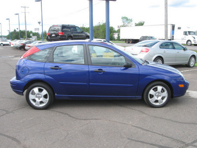 ford focus 2005 dk  blue hatchback zx5 ses gasoline 4 cylinders front wheel drive automatic with overdrive 55811