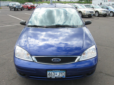 ford focus 2005 dk  blue hatchback zx5 ses gasoline 4 cylinders front wheel drive automatic with overdrive 55811