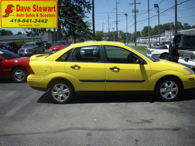 ford focus 2001 yellow sedan se gasoline 4 cylinders front wheel drive automatic 43560