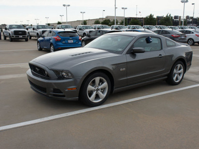 ford mustang 2013 gray coupe gt premium 8 cylinders automatic 76108