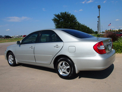 toyota camry 2004 silver sedan le gasoline 4 cylinders front wheel drive automatic with overdrive 76018