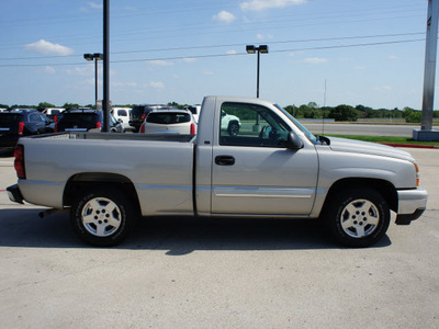 chevrolet silverado 1500 classic 2007 silver pickup truck lt gasoline 8 cylinders rear wheel drive automatic 76087