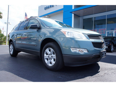 chevrolet traverse 2009 gray suv ls gasoline 6 cylinders front wheel drive automatic 33177