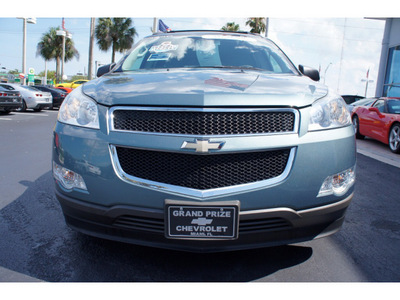 chevrolet traverse 2009 gray suv ls gasoline 6 cylinders front wheel drive automatic 33177