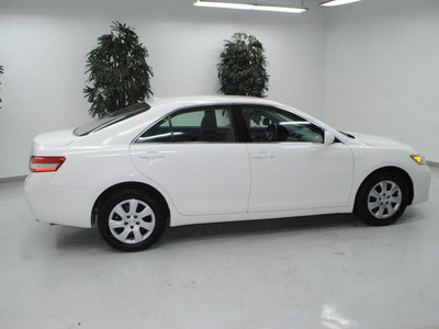 toyota camry 2011 white sedan le gasoline 4 cylinders front wheel drive automatic 91731