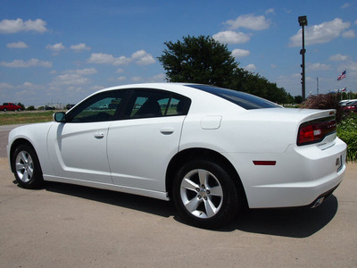 dodge charger 2011 white sedan gasoline 6 cylinders rear wheel drive automatic 76018