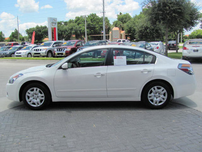 nissan altima 2009 white sedan s gasoline 4 cylinders front wheel drive automatic 33884