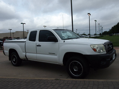 toyota tacoma 2006 white gasoline 4 cylinders rear wheel drive 5 speed manual 76018