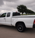 toyota tacoma 2006 white gasoline 4 cylinders rear wheel drive 5 speed manual 76018