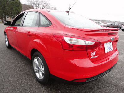 ford focus 2012 red sedan se gasoline 4 cylinders front wheel drive automatic 37087