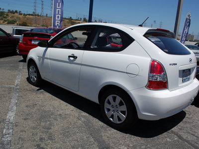 hyundai accent 2008 white hatchback gs gasoline 4 cylinders front wheel drive 5 speed manual 94010