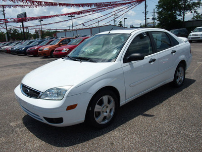 ford focus 2007 white sedan zx4 ses gasoline 4 cylinders front wheel drive automatic 77301