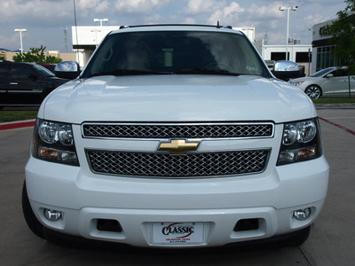 chevrolet avalanche 2009 white suv ltz flex fuel 8 cylinders 2 wheel drive automatic 76018