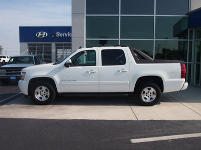 chevrolet avalanche 2011 white suv lt flex fuel 8 cylinders 2 wheel drive 6 speed automatic 76234