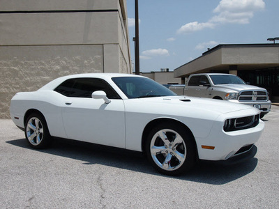 dodge challenger 2012 white coupe r t plus gasoline 8 cylinders rear wheel drive automatic 76011