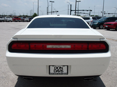 dodge challenger 2012 white coupe r t plus gasoline 8 cylinders rear wheel drive automatic 76011