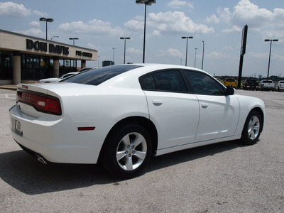dodge charger 2012 white sedan se gasoline 6 cylinders rear wheel drive automatic 76011