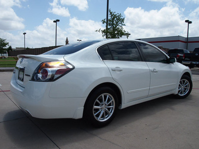 nissan altima 2011 white sedan 2 5 s gasoline 4 cylinders front wheel drive automatic 76018