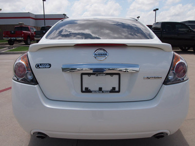 nissan altima 2011 white sedan 2 5 s gasoline 4 cylinders front wheel drive automatic 76018