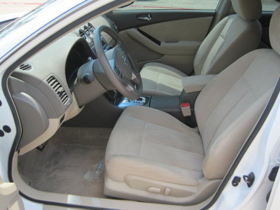 nissan altima 2010 white sedan 3 5 sr gasoline 6 cylinders front wheel drive automatic 77301