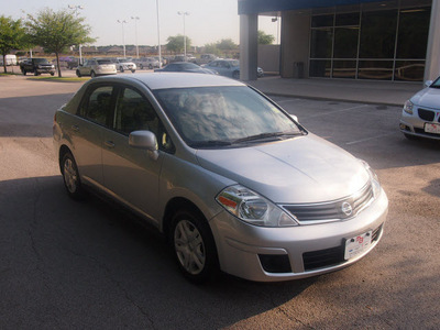 nissan versa 2011 silver sedan 1 8 s gasoline 4 cylinders front wheel drive automatic 76049